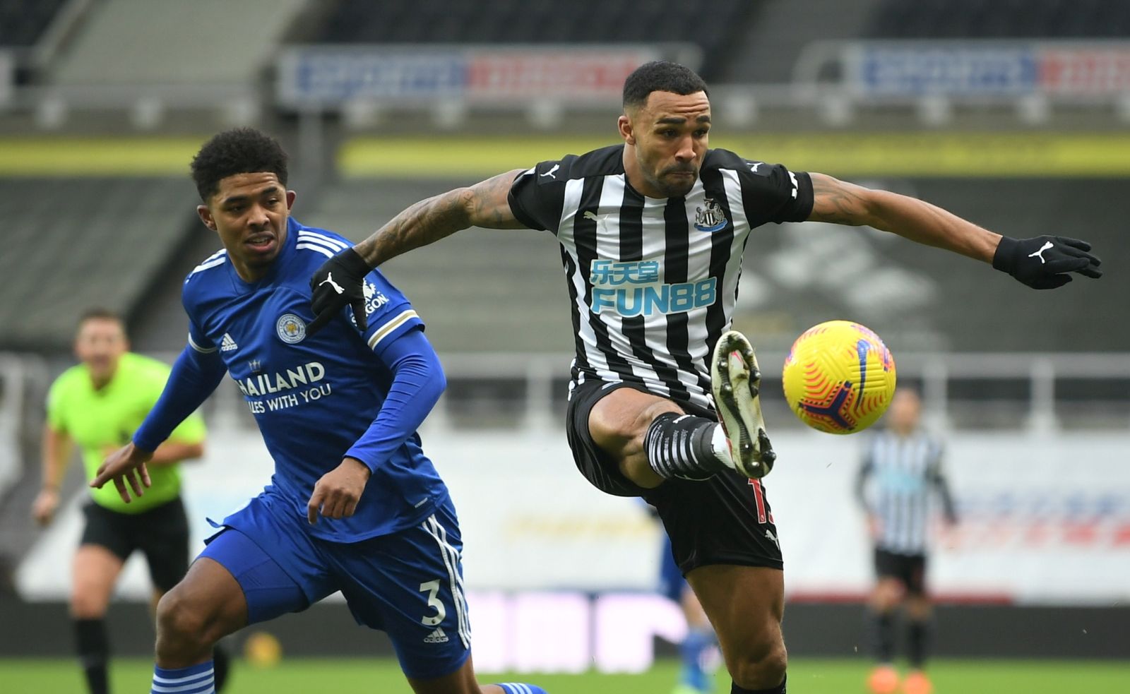 epa08916740 Callum Wilson (R) of Newcastle in action against Wesley Fofana (L) of Leicester during the English Premier League soccer match between Newcastle United and Leicester City in Newcastle, Britain, 03 January 2021.  EPA/Michael Regan / POOL EDITORIAL USE ONLY. No use with unauthorized audio, video, data, fixture lists, club/league logos or 'live' services. Online in-match use limited to 120 images, no video emulation. No use in betting, games or single club/league/player publications.