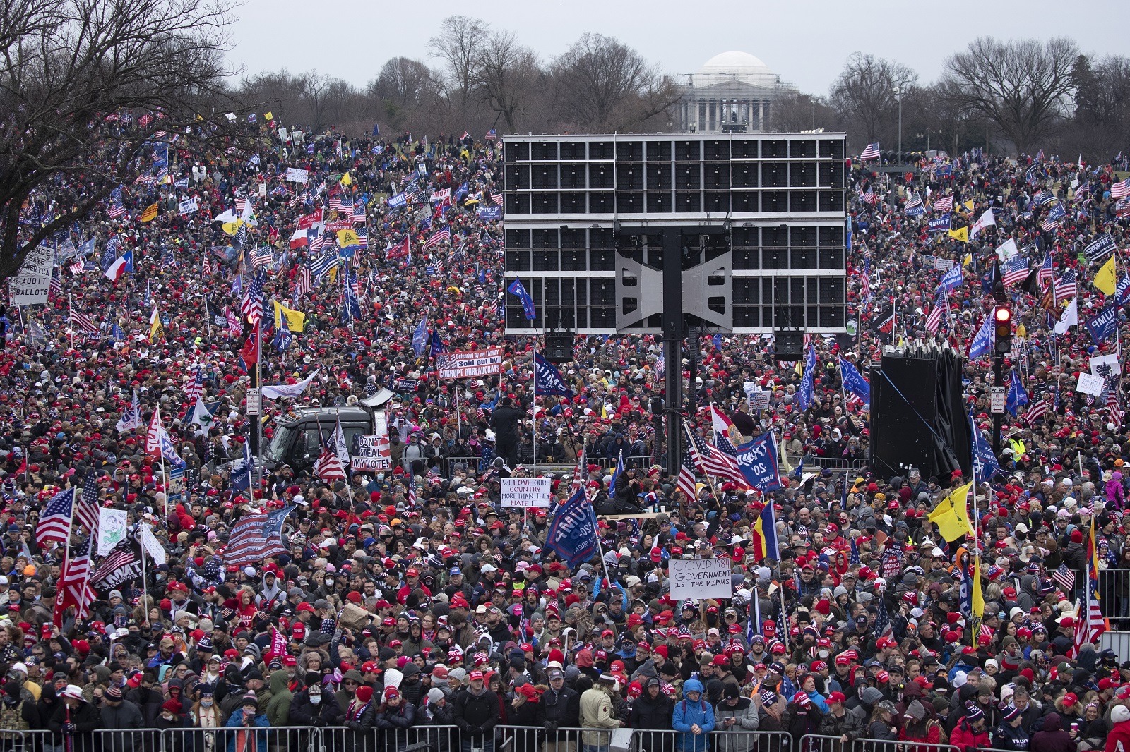 epa08922384 Thousands of supporters of US President Donald J. Trump gather on the National Mall outside a rally on the Ellipse near the White House in Washington, DC, USA, 06 January 2021. Right-wing conservative groups are protesting against Congress counting the electoral college votes. Dozens of state and federal judges have shot down challenges to the 2020 presidential election, finding the accusations of fraud to be without merit.  EPA/MICHAEL REYNOLDS