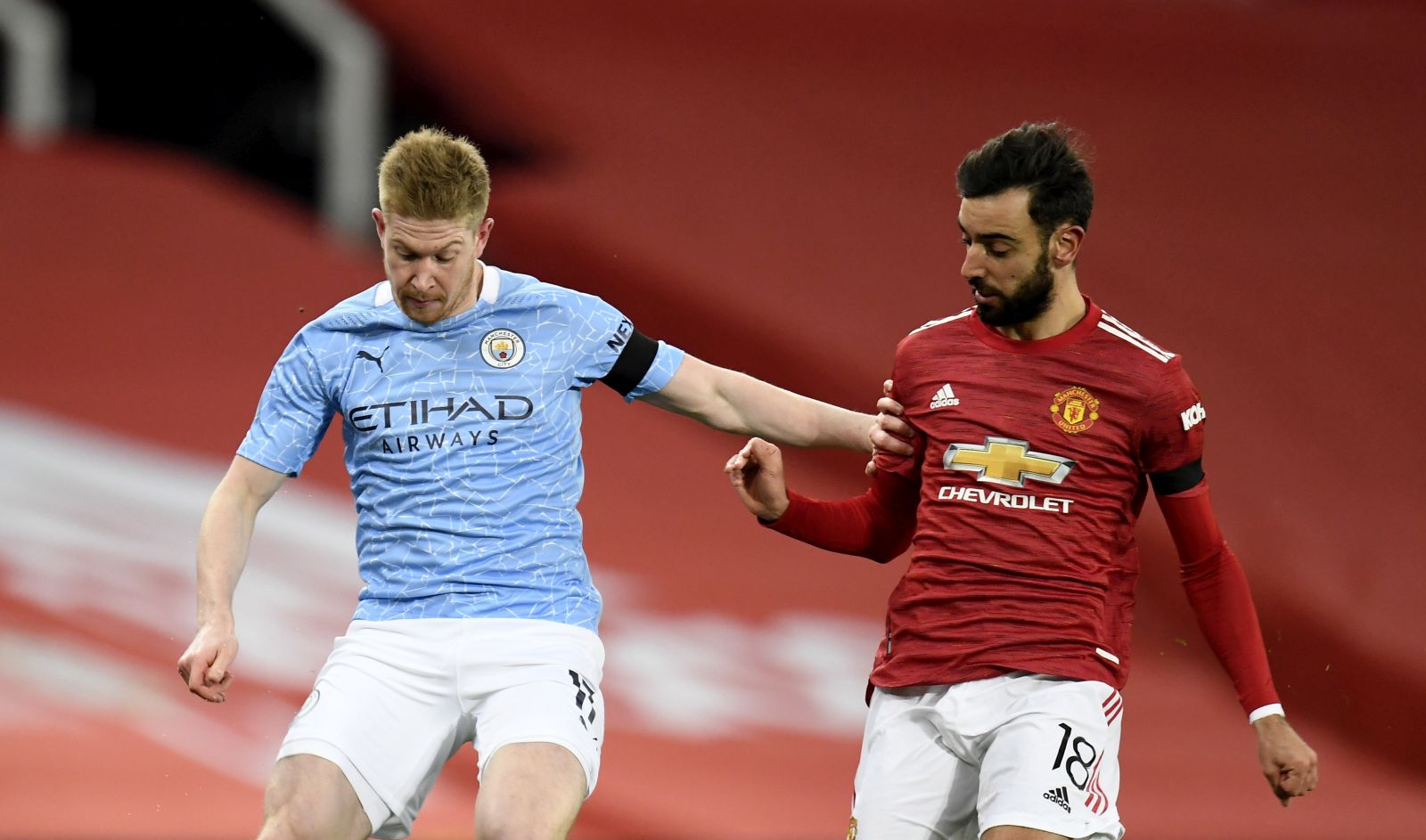 epa08923345 Bruno Fernandes of Manchester United (R) in action against Kevin de Bruyne of Manchester City (L) during the English Carabao Cup semi final soccer match between Manchester United vs Manchester City in Manchester, Britain, 06 January 2021.  EPA/Peter Powell / POOL EDITORIAL USE ONLY. No use with unauthorized audio, video, data, fixture lists, club/league logos or 'live' services. Online in-match use limited to 120 images, no video emulation. No use in betting, games or single club/league/player publications.