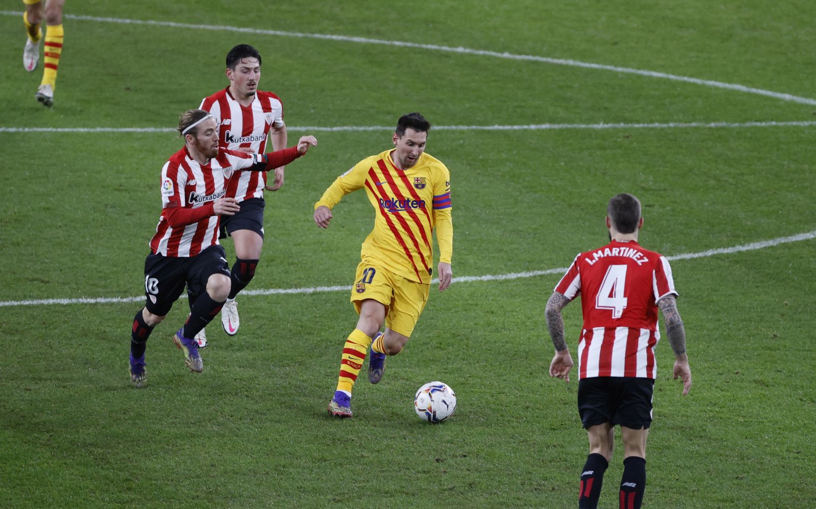 epa08923505 FC Barcelona's striker Leo Messi (C) in action during the Spanish LaLiga soccer match between Athletic Bilbao and FC Barcelona held at San Mames stadium, in Bilbao, northern Spain, 06 January 2021.  EPA/Luis Tejido