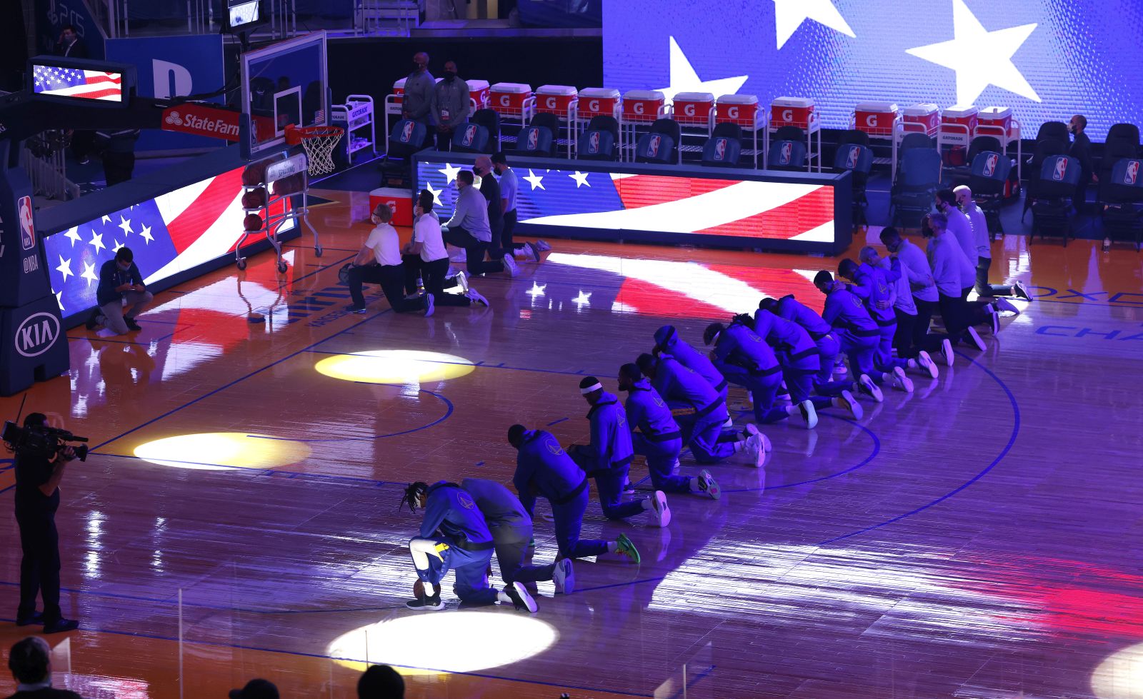 epa08923959 Members Golden State Warriors and the of the Los Angeles Clippers (not pictured) take a knee during the national anthem reacting to the news that the Kenosha County District officer who shot Jacob BLos Angeleske will not be charged, prior to the start of the NBA match between Los Angeles Clippers and Golden State Warriors at Chase Center in San Francisco, California, USA, 06 January 2021.  EPA/JOHN G. MABANGLO SHUTTERSTOCK OUT