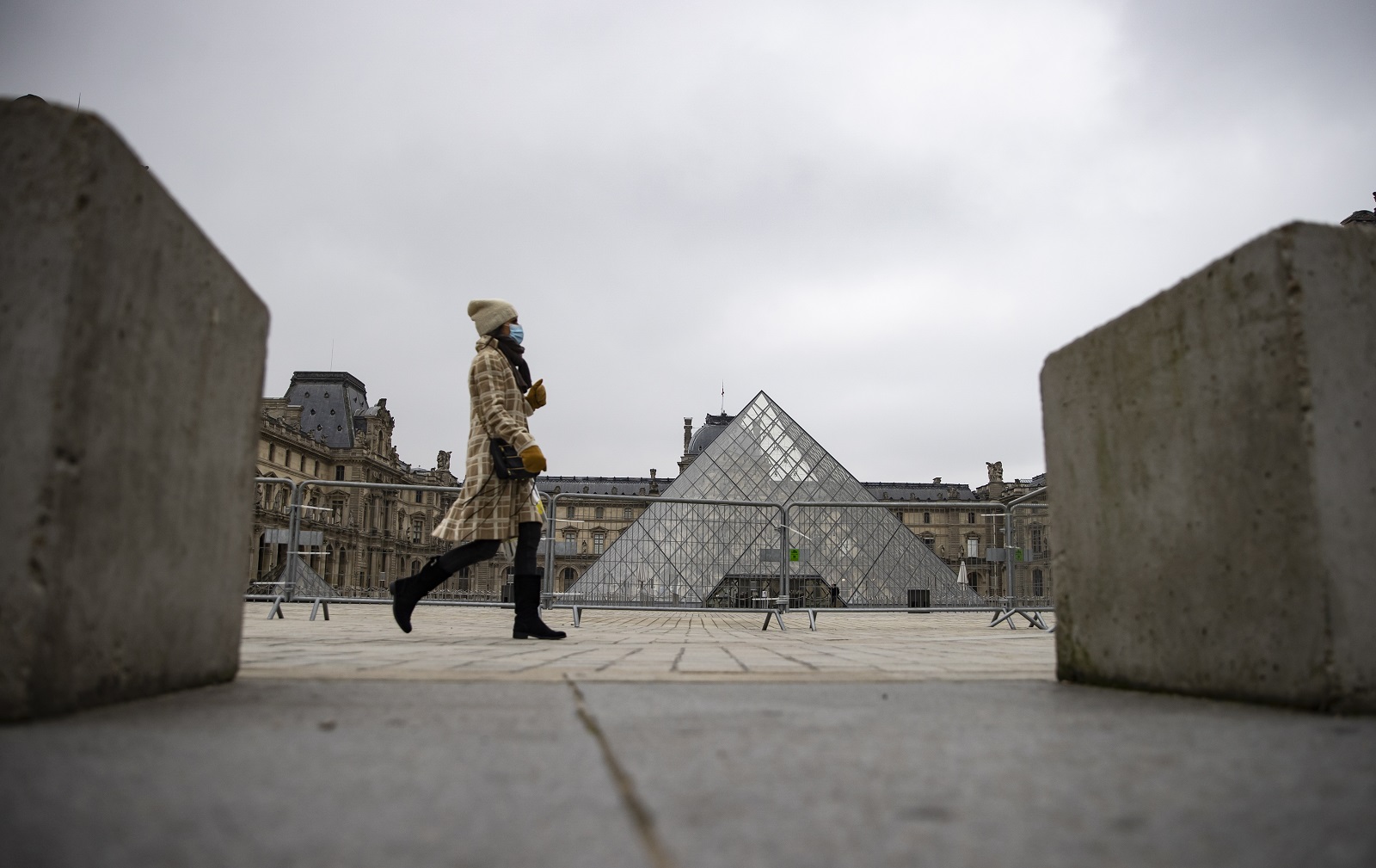 epa08924850 Metal barriers block the access to the pyramids of the Louvre museum in Paris, France, 07 January 2021. Cultural sites including museums, cinemas and theatres were originally due to reopen on 07 January 2021 after shutting on 28 October 2020 as part of the second lockdown, but the government decided to put the reopening plans on hold due to the surge in covid-19 cases.  EPA/IAN LANGSDON