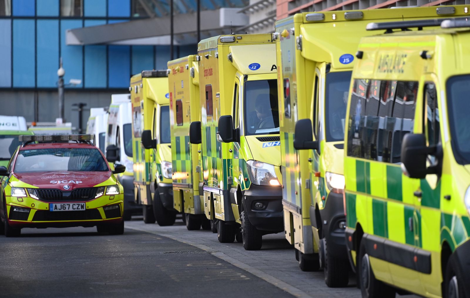 epa08924893 Ambulances line up outside the Royal London Hospital, in London, Britain, 07 January 2021. Britain's National Health Service (NHS) is coming under severe pressure as COVID-19 hospital admissions continue to rise across the United Kingdom. Some 1,000 people are dying each day from the disease.  EPA/ANDY RAIN