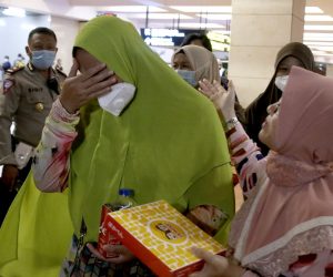 epa08928609 Relatives of Sriwijaya Air plane passengers arrive at the crisis center in Soekarno-Hatta International Airport following the report that Sriwijaya Air plane flight SJ182 lost contact shortly after taking off, at Tanjung Priok Port in Jakarta, Indonesia, 09 January 2021. According to an airline spokesperson, contact to Sriwijaya Air flight SJ182 was lost on 09 January 2021 shortly after the aircraft took off from Jakarta International Airport while en route to Pontianak in West Kalimantan province. A search and rescue operation is under way.  EPA/MAST IRHAM
