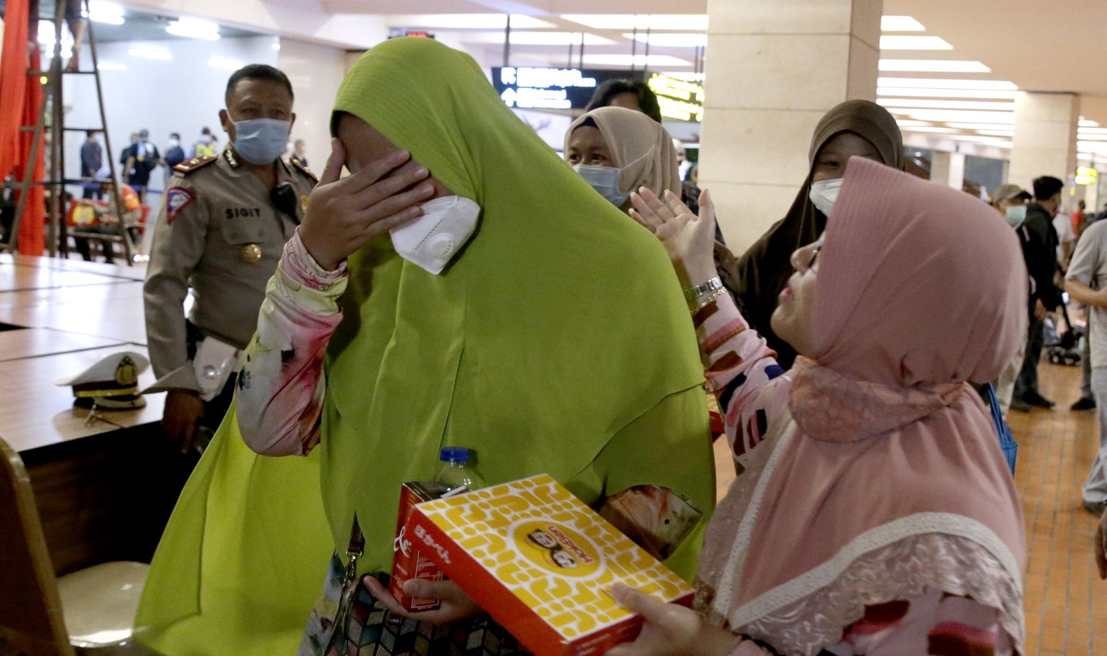 epa08928609 Relatives of Sriwijaya Air plane passengers arrive at the crisis center in Soekarno-Hatta International Airport following the report that Sriwijaya Air plane flight SJ182 lost contact shortly after taking off, at Tanjung Priok Port in Jakarta, Indonesia, 09 January 2021. According to an airline spokesperson, contact to Sriwijaya Air flight SJ182 was lost on 09 January 2021 shortly after the aircraft took off from Jakarta International Airport while en route to Pontianak in West Kalimantan province. A search and rescue operation is under way.  EPA/MAST IRHAM