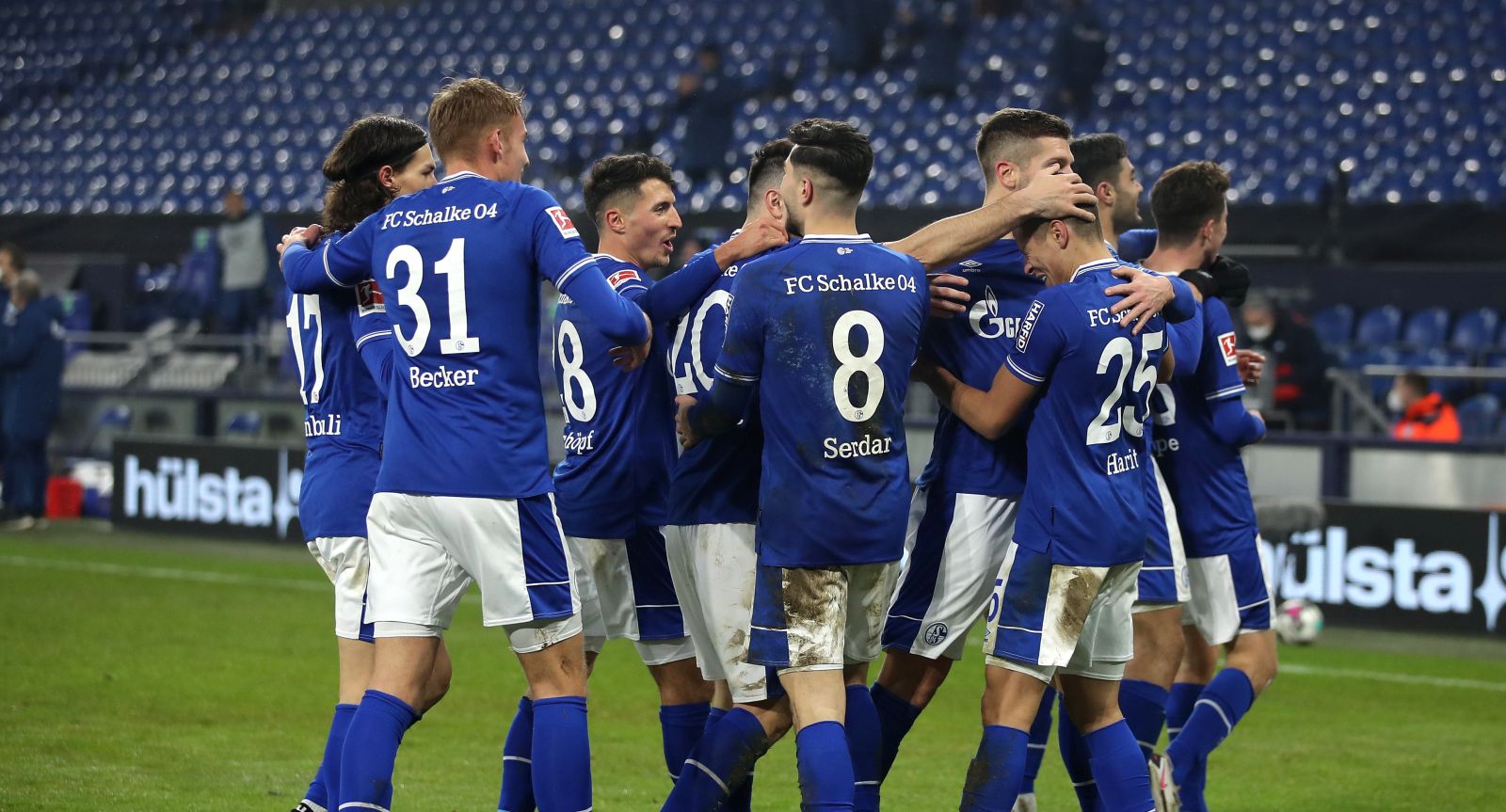 epa08928691 Matthew Hoppe (3-R) of FC Schalke 04 celebrates with teammates after scoring their team's third goal  during the Bundesliga match between FC Schalke 04 and TSG Hoffenheim at Veltins-Arena in Gelsenkirchen, Germany, 09 January 2021.  EPA/LARS BARON / POOL DFL regulations prohibit any use of photographs as image sequences and/or quasi-video.