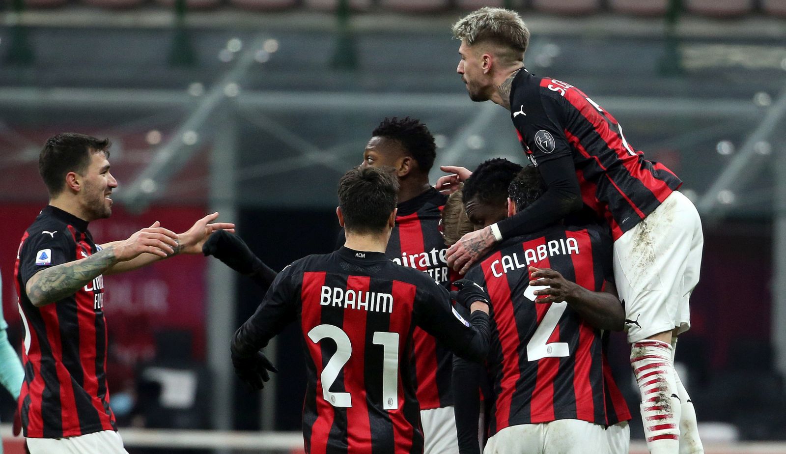 epa08929245 AC Milan's Franck Kessie (C) celebrates with teammates after scoring his team's second goal during the Italian Serie A soccer match between AC Milan and Torino FC at Giuseppe Meazza stadium in Milan, Italy, 09 January 2021.  EPA/MATTEO BAZZI