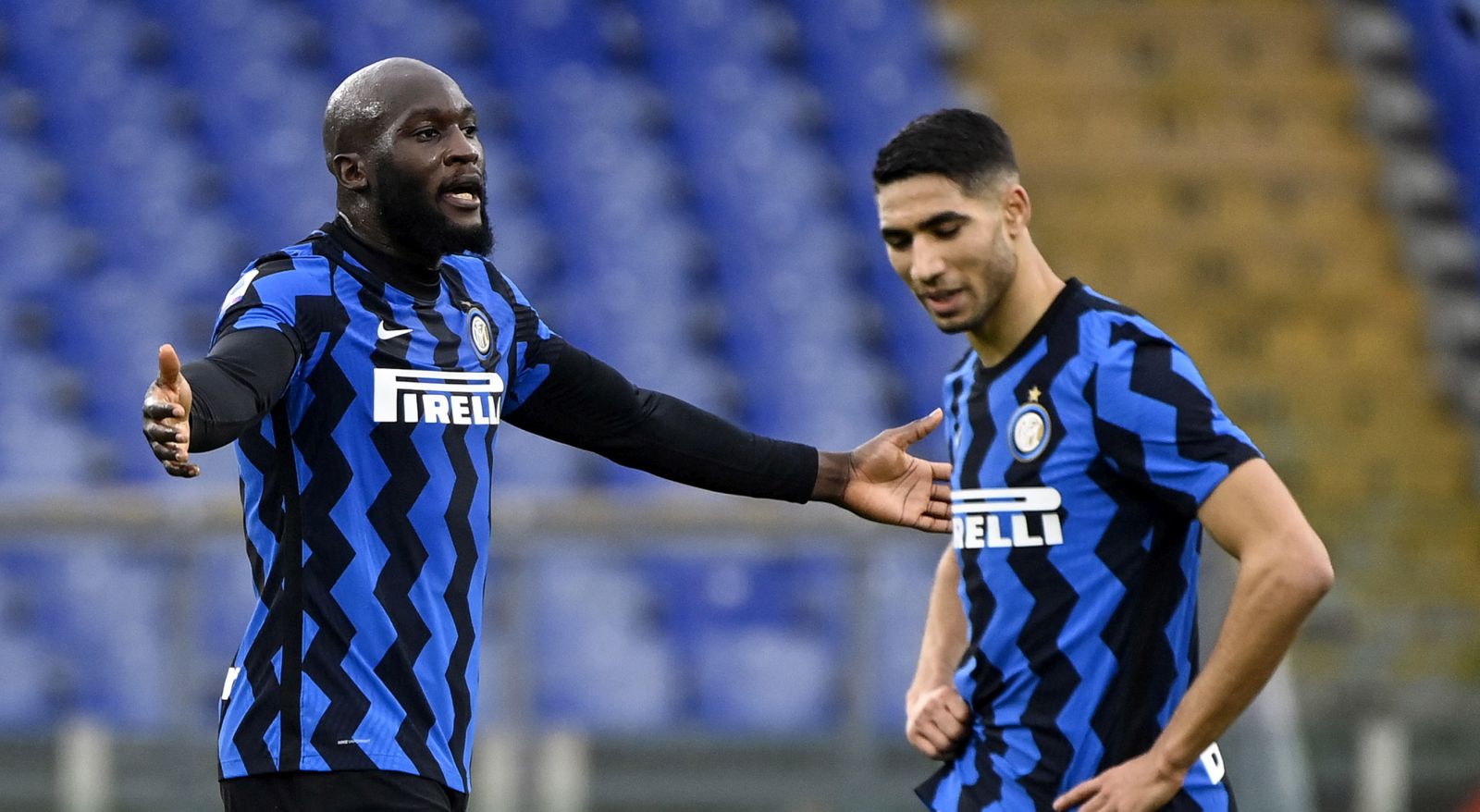epa08930118 Inter's Romelu Lukaku (L) remostrates with the referee during the Italian Serie A soccer match between AS Roma and FC Inter at the Olimpico stadium in Rome, Italy, 10 January 2021.  EPA/RICCARDO ANTIMIANI