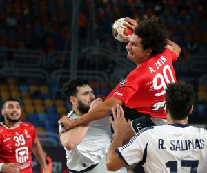 epa08935459 Egypt's Ali Zein (up) in action with Chile's Rodrigo Salinas (R) during the opening match between Egypt and Chile at the 27th Men's Handball World Championship, in Cairo, Egypt, 13 January 2021.  EPA/Mohamed Abd El Ghany / POOL