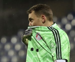 epa08936099 Bayern's goalkeeper Manuel Neuer reacts during the German DFB Cup second round soccer match between Holstein Kiel and FC Bayern Munich in Kiel, Germany, 13 January 2021.  EPA/FOCKE STRANGMANN CONDITIONS - ATTENTION: The DFB regulations prohibit any use of photographs as image sequences and/or quasi-video.