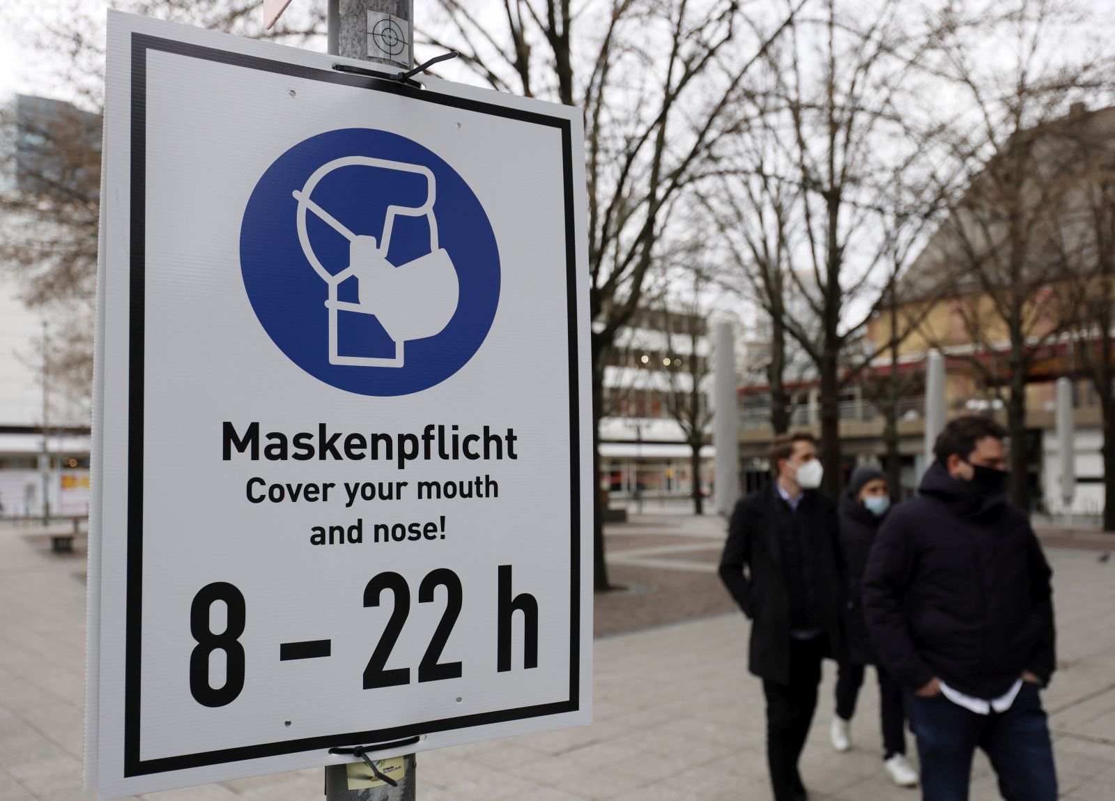 epa08937088 A sign demands wearing face masks at the shopping street 'Zeil' in Frankfurt am Main, Germany, 14 January 2021. Due to an increasing number of cases of the COVID-19 pandemic caused by the SARS CoV-2 coronavirus, nationwide restrictions have been introduced to counteract a rise in infections.  EPA/RONALD WITTEK