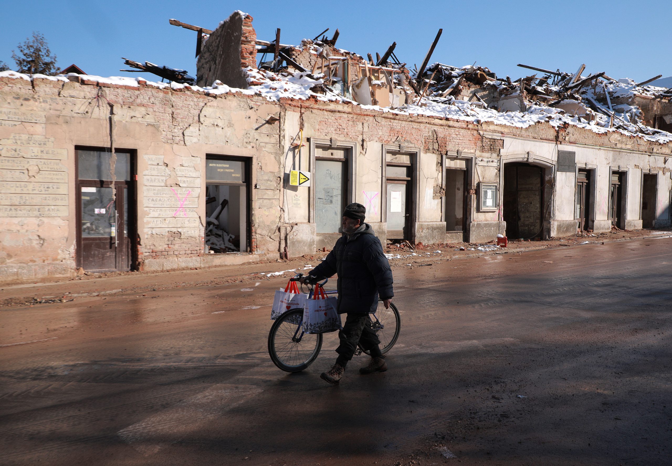 Petrinja, 15.01.2021. -Život u Petrinji nakon razornog potresa. foto HINA/ Tomislav PAVLEK/ tš