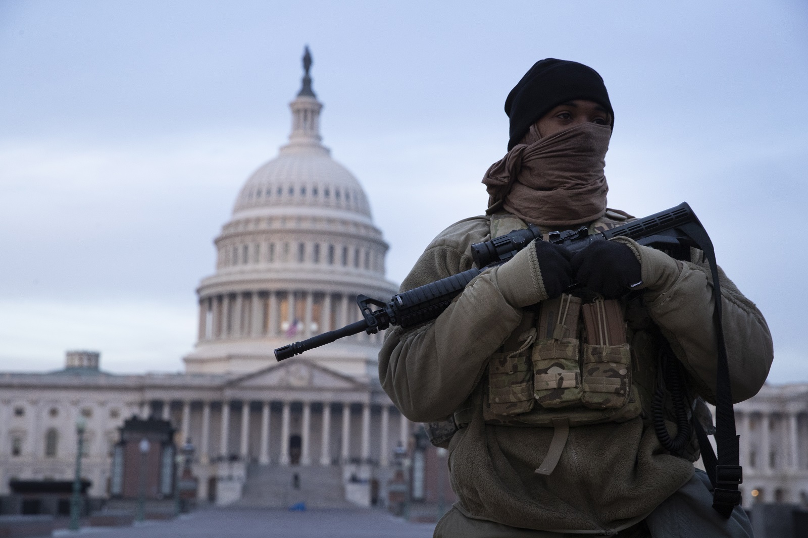 epa08939373 A member of the US National Guard stands on the East Front of the US Capitol in Washington, DC, USA, 15 January 2021. Intense security measures and a massive force of up to twenty thousand troops of the National Guard will be deployed in Washington to help secure the Capitol area after a mob of Trump supporters rioted at the US Capitol on 06 January.  EPA/MICHAEL REYNOLDS