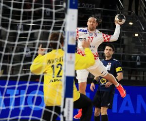 epa08939727 A handout photo made available by Egypt Handabll 2021 of Ivan Cupic of Croatia attempt to score against goalkeeper Yuta Iwashita of Japan during the match between Croatia and Japan at the 27th Men's Handball World Championship in Alexandria, Egypt, 15 January 2021.  EPA/Hazem Gouda / Egypt Handball 2021 HANDOUT  SHUTTERSTOCK OUT HANDOUT EDITORIAL USE ONLY/NO SALES