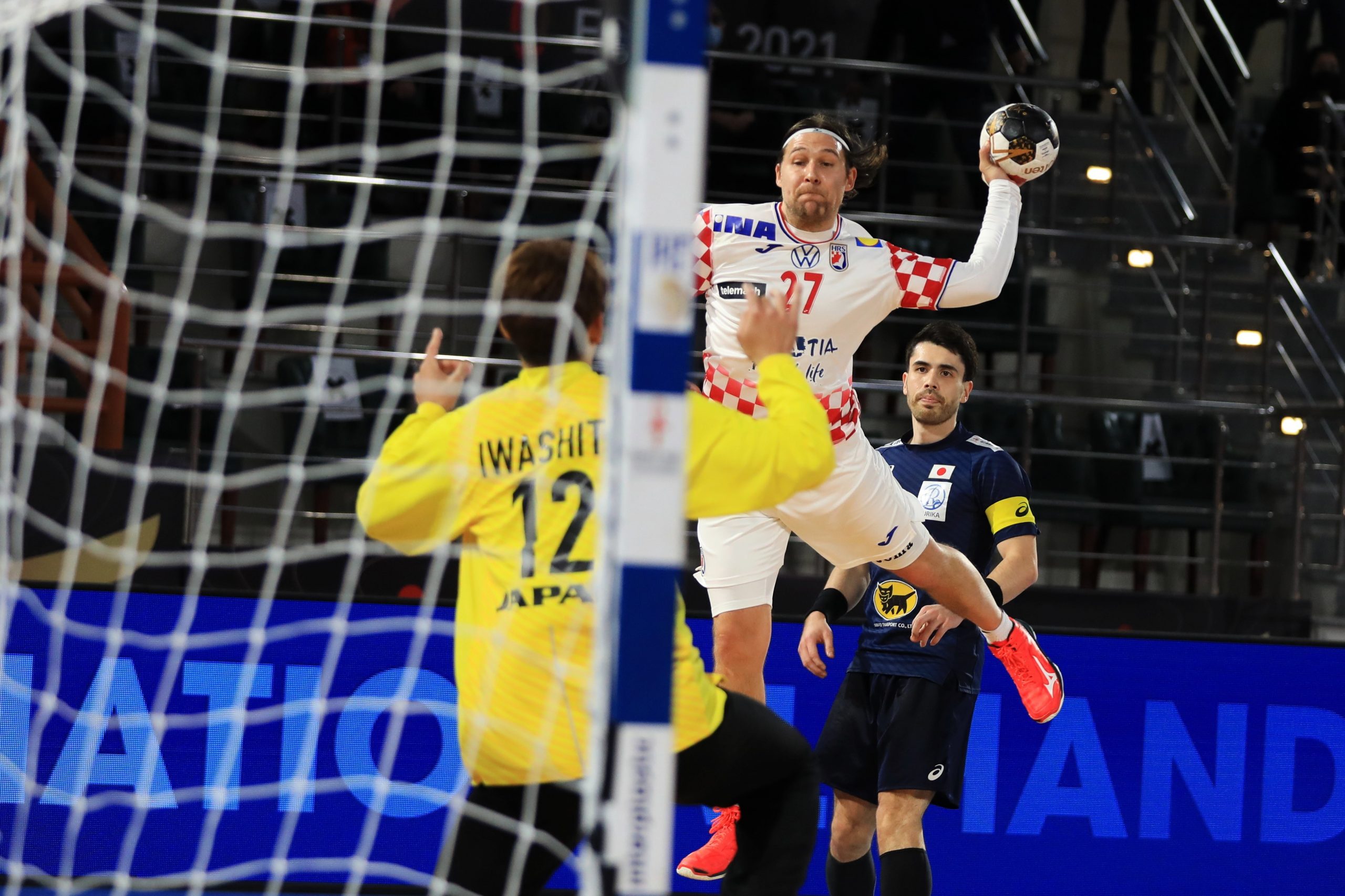 epa08939727 A handout photo made available by Egypt Handabll 2021 of Ivan Cupic of Croatia attempt to score against goalkeeper Yuta Iwashita of Japan during the match between Croatia and Japan at the 27th Men's Handball World Championship in Alexandria, Egypt, 15 January 2021.  EPA/Hazem Gouda / Egypt Handball 2021 HANDOUT  SHUTTERSTOCK OUT HANDOUT EDITORIAL USE ONLY/NO SALES