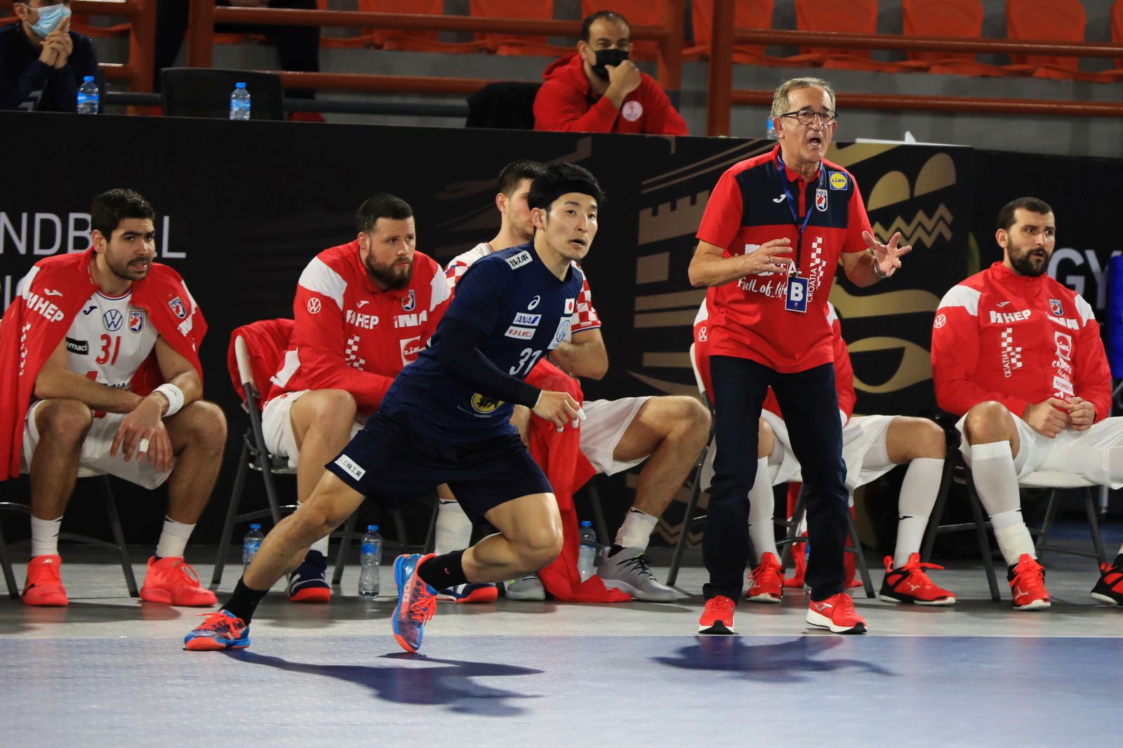 epa08939908 A handout photo made available by Egypt Handball 2021 of Croatian coach Lino Cervar (R) during the match between Croatia and Japan at the 27th Men's Handball World Championship in Alexandria, Egypt, 15 January 2021.  EPA/Hazem Gouda / Egypt Handball 2021 HANDOUT  SHUTTERSTOCK OUT HANDOUT EDITORIAL USE ONLY/NO SALES
