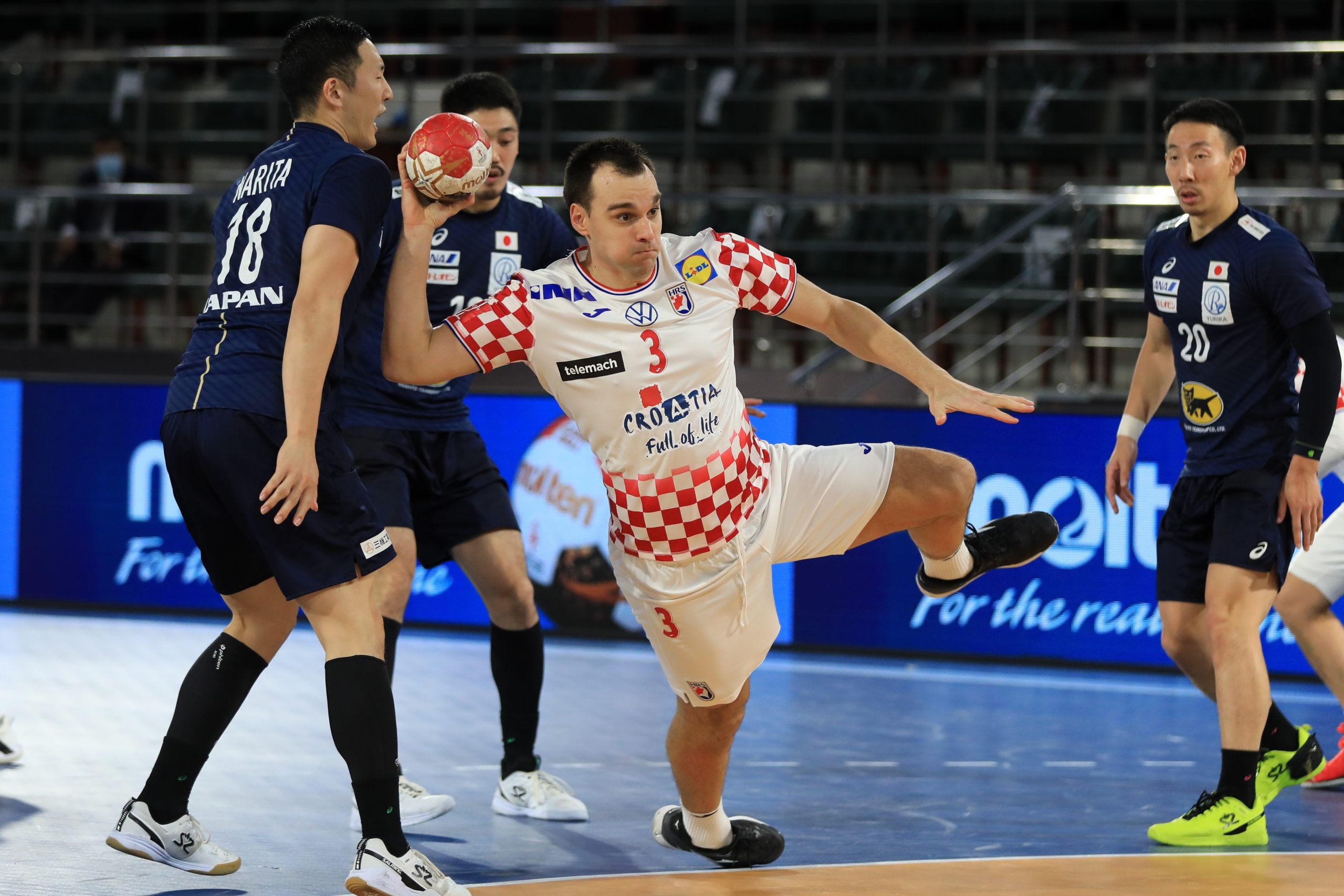 epa08939896 A handout photo made available by Egypt Handball 2021 of Mario Maric (C) of Croatia in action during the match between Croatia and Japan at the 27th Men's Handball World Championship in Alexandria, Egypt, 15 January 2021.  EPA/Hazem Gouda / Egypt Handball 2021 HANDOUT  SHUTTERSTOCK OUT HANDOUT EDITORIAL USE ONLY/NO SALES