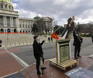 epa08944446 Anti-Trump protesters bring a facsimile of US President Donald J. Trump to the State Capitol building in Harrisburg, Pennsylvania, USA, 17 January 2021. The Federal Bureau of Investigation (FBI) reportedly warned police departments nationwide about protests nationwide in capitals following the insurrection at the US Capitol 11 days ago.  EPA/PETER FOLEY