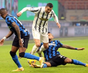 epa08944751 Juventus' Cristiano Ronaldo (C) challenges for the ball Inter's Arturo Vidal (R) during the Italian Serie A soccer match between FC Inter and Juventus FC at Giuseppe Meazza stadium in Milan, Italy, 17 January  2021.  EPA/MATTEO BAZZI