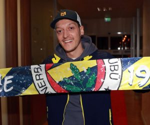epa08945620 A handout photo made available by Fenerbahce soccer club shows soccer player Mesut Oezil posing with a Fenerbahce scarf upon his arrival to Istanbul, Turkey, 18 January 2021. 32-year-old German World Cup winner Mesut Oezil made an agreement with Arsenal to terminate his contract in order to complete his transfer to Fenerbahce.  EPA/-  HANDOUT EDITORIAL USE ONLY/NO SALES