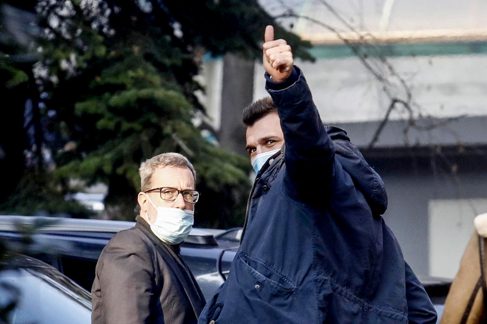 epa08945964 New AC Milan player, Croatian Mario Mandzukic (C), gestures while leaving the Madonnina clinic after undergoing a medical checkup in Milan, Italy, 18 January 2021. AC Milan signed 34-year-old Mandzukic on short-term deal until end of the season.  EPA/MOURAD BALTI TOUATI