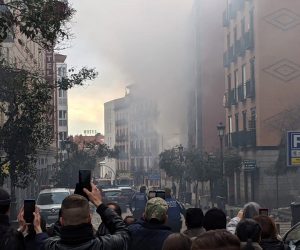 epa08951717 A view of Toledo street after a strong explosion caused the collapse of part of a building, in Madrid, Spain, 20 January 2020. According to reports, a strong explosion has destroyed a building in the center of the Spanish capital. No casualties have been reported by the moment. Many National Police and emergency personnel are in the area that has been widely cordoned off and is proceeding to evacuate passers-by, according to police.  EPA/JAKE THREADGOULD BEST QUALITY AVAILABLE
