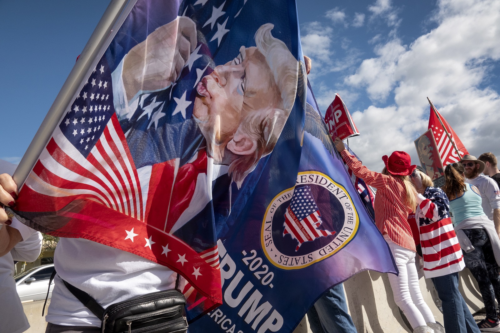 epa08952646 Supporters of US President Donald J. Trump welcome him as he arrives West Palm Beach, Florida, USA, 20 January 2021. 
US President Donald J. Trump is not attending the Inaugration ceremony of President-elect Joe Biden. Biden won the 03 November 2020 election to become the 46th President of the United States of America.  EPA/CRISTOBAL HERRERA-ULASHKEVICH