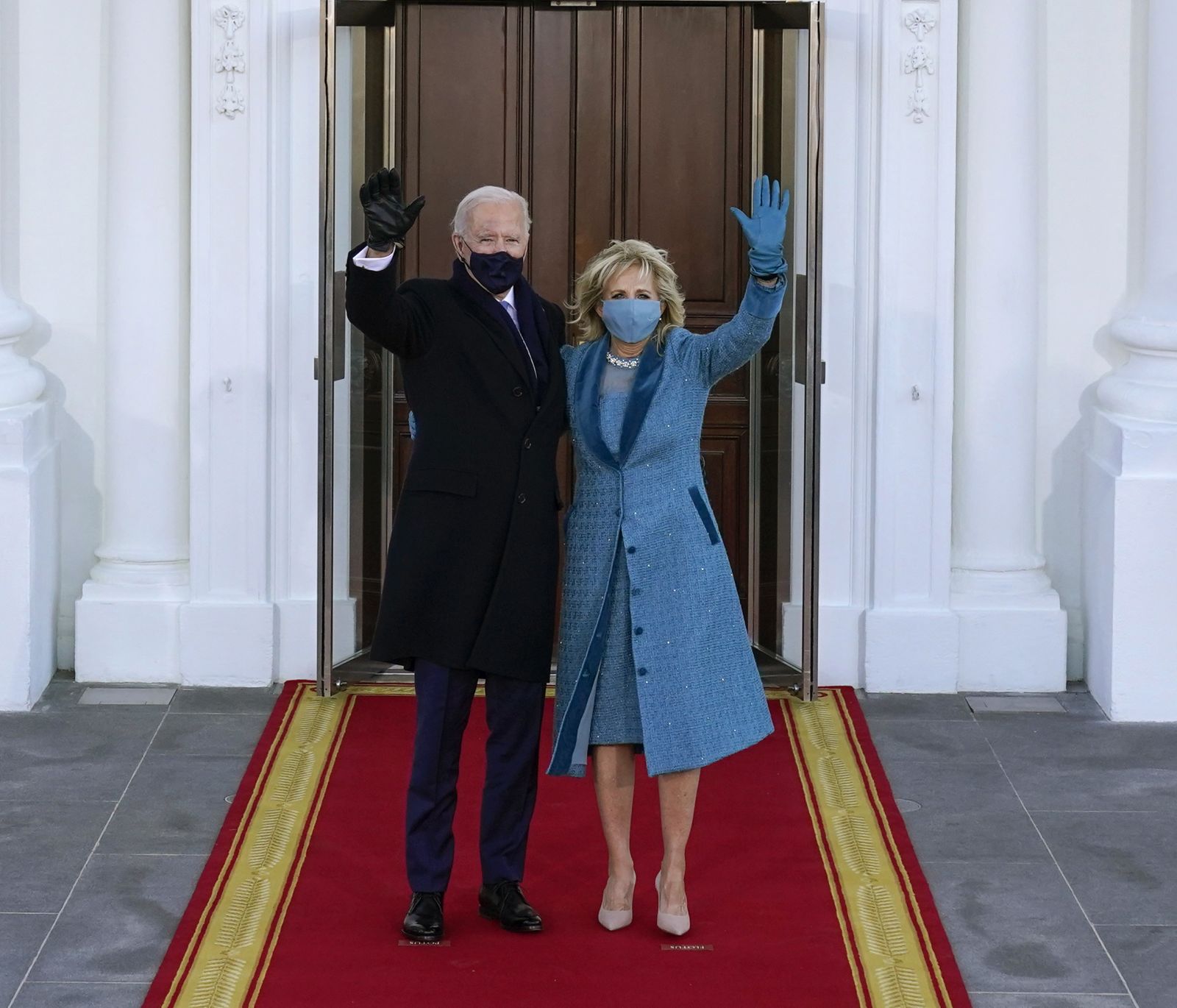 epa08954284 US President Joe Biden and first lady Jill Biden wave as they arrive at the North Portico of the White House, in Washington, DC, USA, 20 January 2021. Joe Biden was sworn in earlier on the same day and became the 46th President of the United States.  EPA/Alex Brandon / POOL