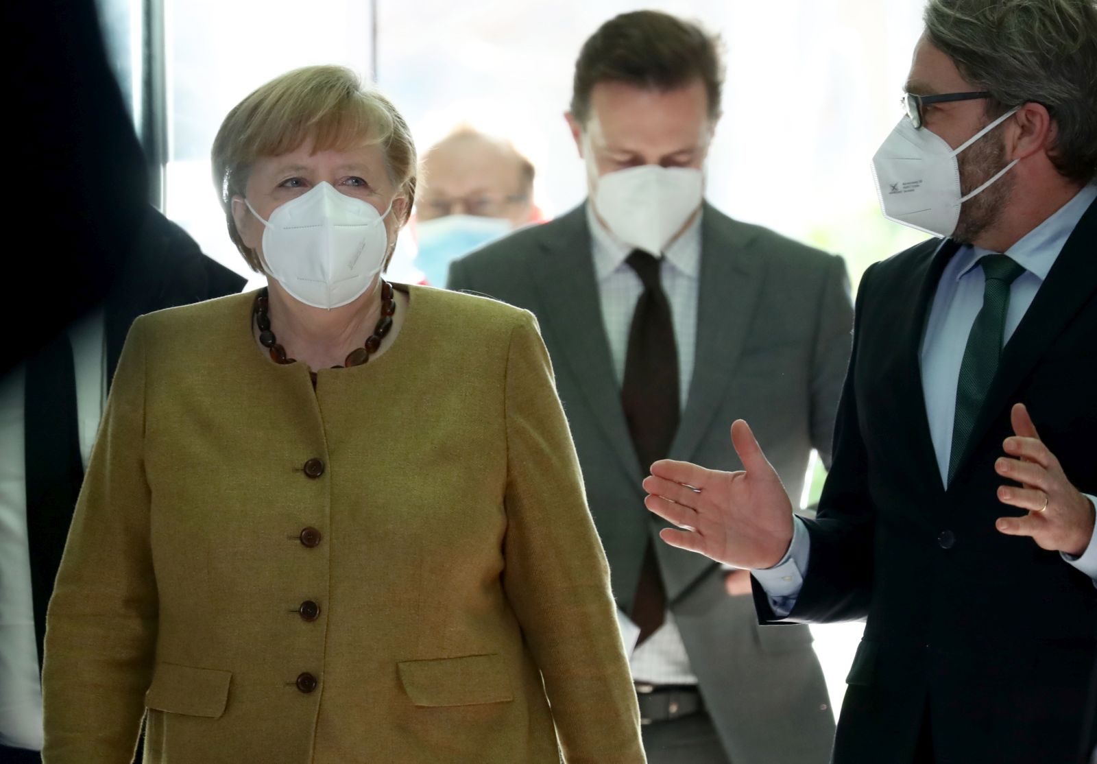 epa08954964 German Chancellor Angela Merkel (L) arrives to a press conference at the Federal Press Conference (Bundespressekonferenz) in Berlin, Germany, 21 January 2021.  EPA/HAYOUNG JEON