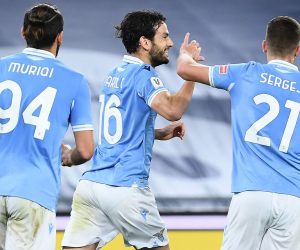 epa08956509 SS Lazio's Marco Parolo (C) celebrates with his teammates after scoring the 1-0 goal during the Italian Cup round of 16 soccer match between SS Lazio and Parma Calcio at the Olimpico stadium in Rome, Italy, 21 January 2021.  EPA/ETTORE FERRARI
