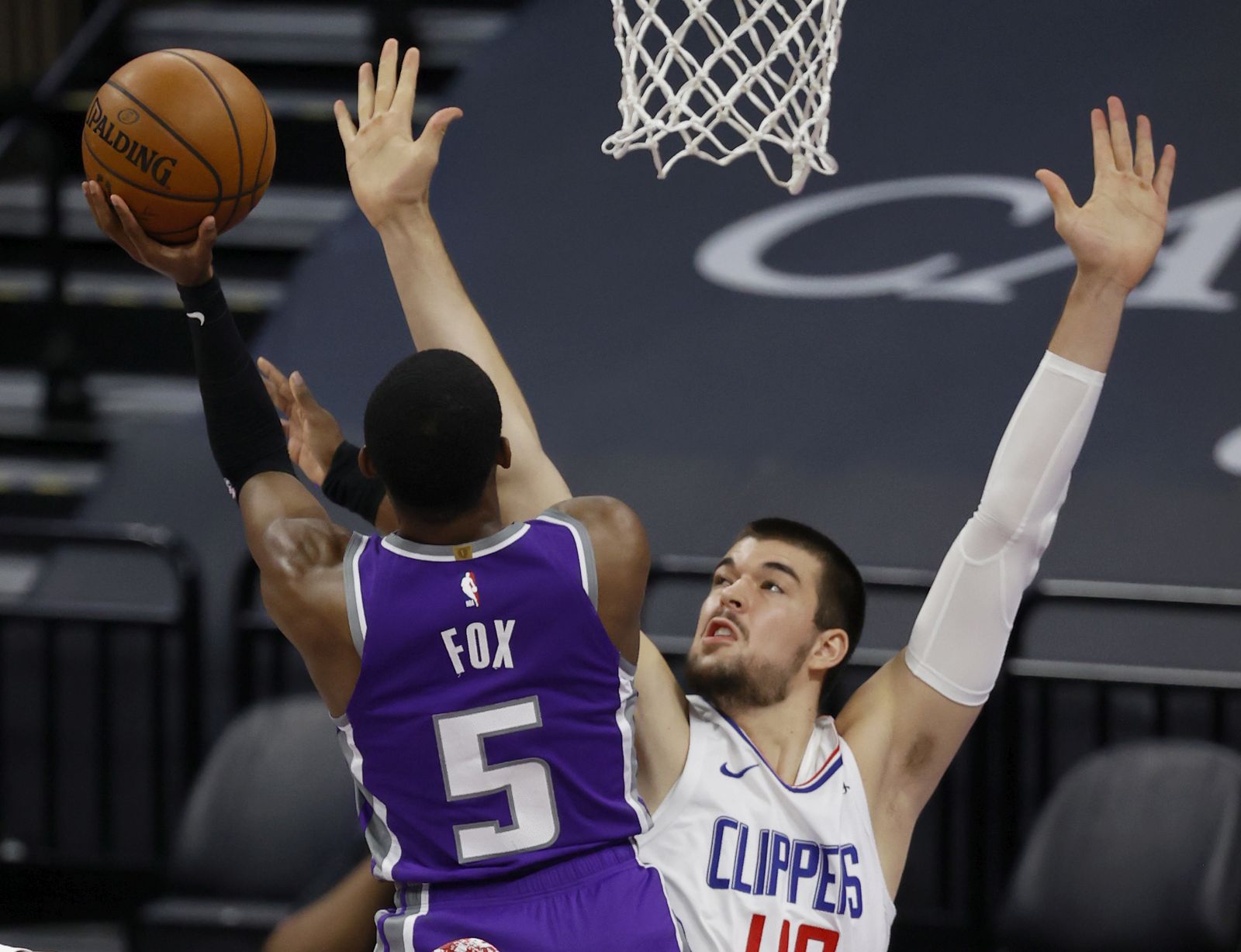 epaselect epa08940742 Sacramento Kings guard De'Aaron Fox (L) goes to the basket for two points as Los Angeles Clippers center Ivica Zubac of Bosnia and Herzegovina (R) defends during the first half of the NBA game between the Los Angeles Clippers and the Sacramento Kings at Golden 1 Center in Sacramento, California, USA, 15 January 2021.  EPA/JOHN G. MABANGLO SHUTTERSTOCK OUT