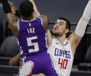 epaselect epa08940742 Sacramento Kings guard De'Aaron Fox (L) goes to the basket for two points as Los Angeles Clippers center Ivica Zubac of Bosnia and Herzegovina (R) defends during the first half of the NBA game between the Los Angeles Clippers and the Sacramento Kings at Golden 1 Center in Sacramento, California, USA, 15 January 2021.  EPA/JOHN G. MABANGLO SHUTTERSTOCK OUT