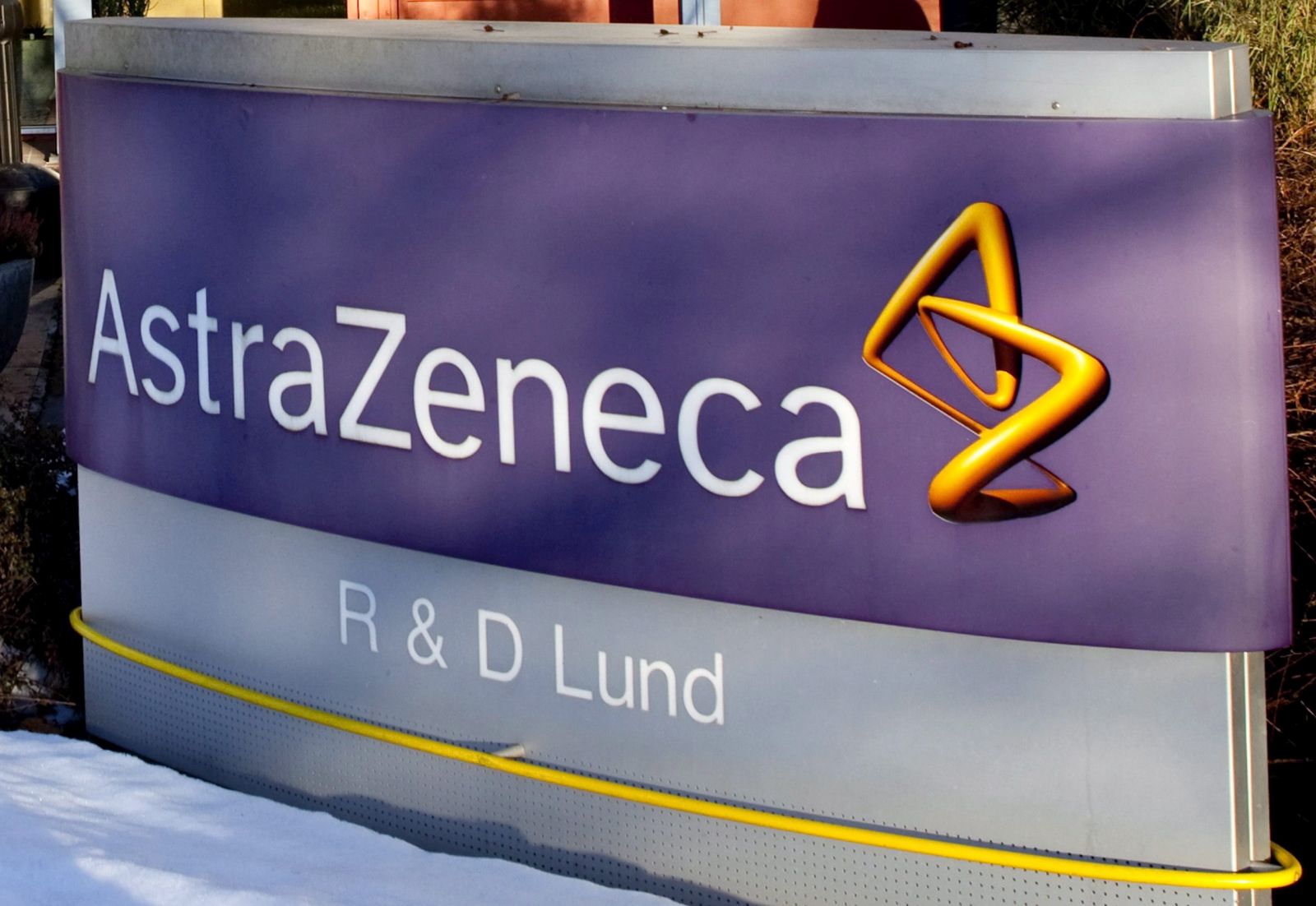 epa08959305 (FILE) - A file photo dated 02 March 2010 showing the company sign outside the Pharmaceutical company AstraZeneca research and development plant in Lund, Sweden (reissued 23 January 2021). Media reports on 23 January 2021 state  AstraZeneca, that was to deliver some 80 million doses of its vaccine starting in March 2021 to European countries, has said it would cut its Covid-19 vaccine deliveries by 60 per cent, or 31 million doses, in the 1st quarter 2021. AstraZeneca cited production problems as reason for the delivery issues.  EPA/DRAGO PRVULOVIC SWEDEN OUT *** Local Caption *** 53679653