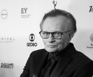 epa08916135 (FILE) - US television host Larry King arrives for the 45th International Emmy Awards Gala at the  New York Hilton hotel in New York, New York, USA, 20 November 2017 (re-issued 02 January 2021). According to media reports on 02 January 2021, Larry King has been hospitalized for 10 days with Covid-19.  EPA/ANDREW GOMBERT *** Local Caption *** 53909131