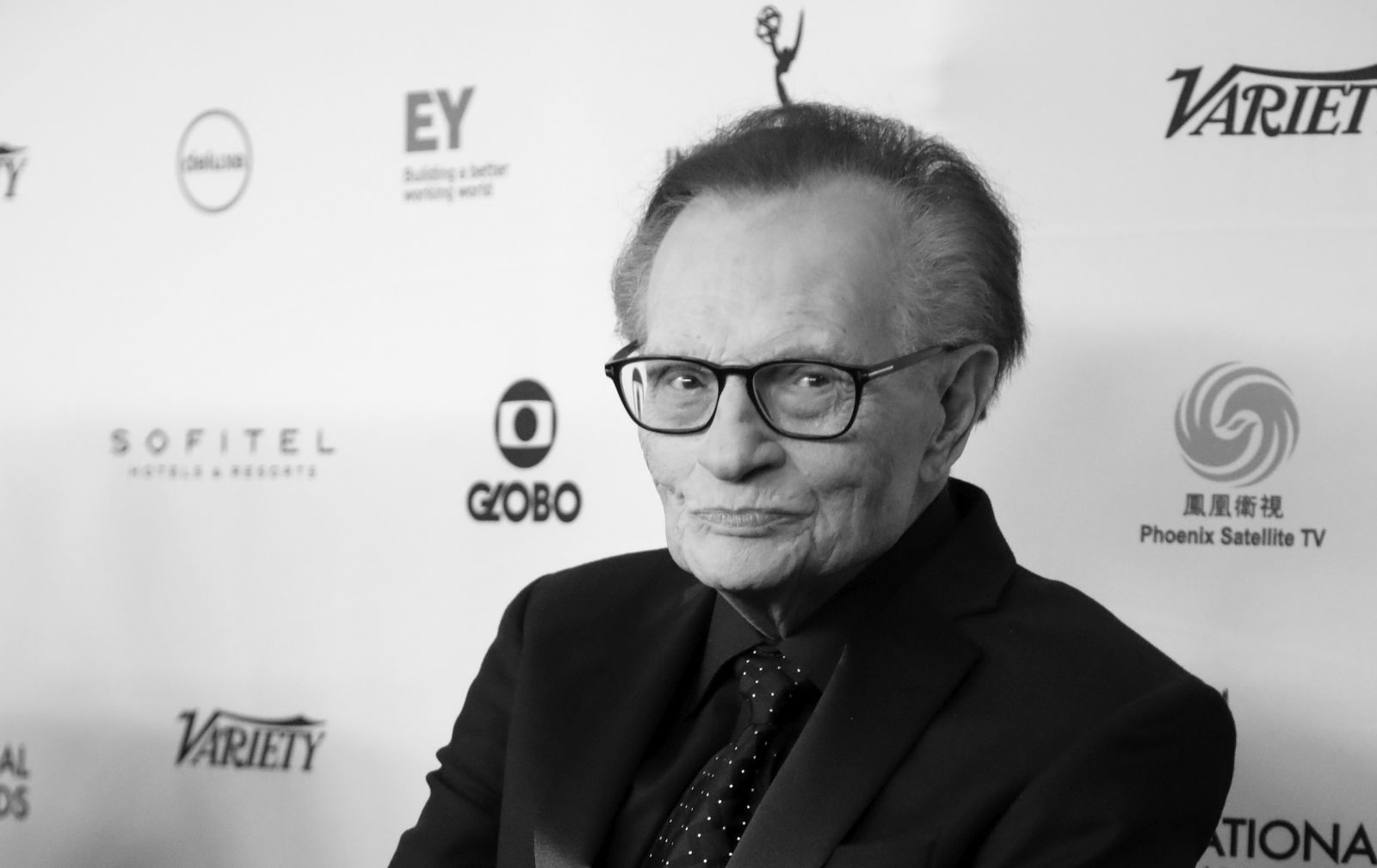 epa08916135 (FILE) - US television host Larry King arrives for the 45th International Emmy Awards Gala at the  New York Hilton hotel in New York, New York, USA, 20 November 2017 (re-issued 02 January 2021). According to media reports on 02 January 2021, Larry King has been hospitalized for 10 days with Covid-19.  EPA/ANDREW GOMBERT *** Local Caption *** 53909131