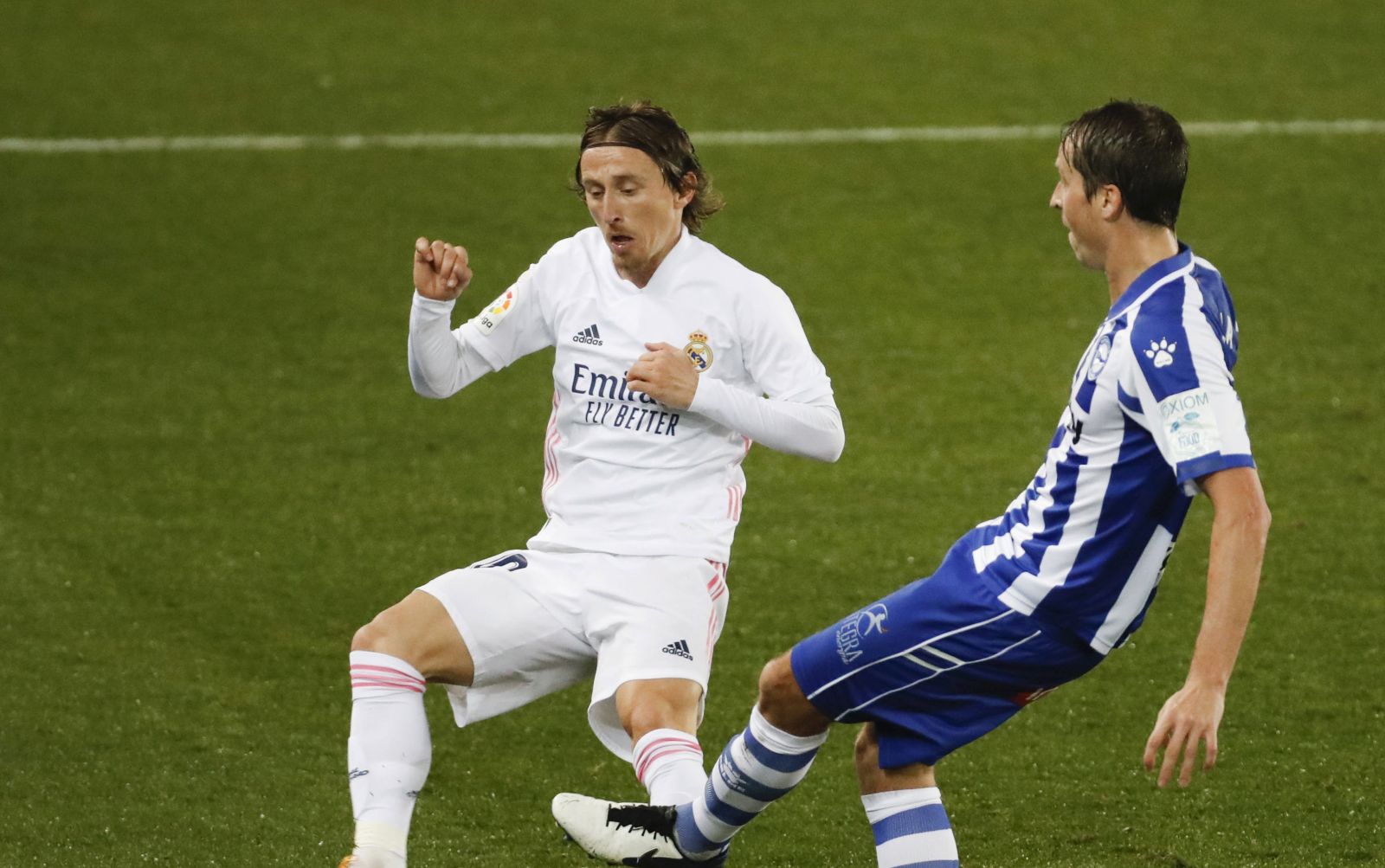 epa08961233 Alaves' midfielder Tomas Pina (R) in action against Real Madrid's midfielder Luka Modric (L) during the Spanish LaLiga soccer match between Deportivo Alaves and Real Madrid at Mendizorroza stadium in Vitoria, Basque Country, Spain, 23 January 2021.  EPA/Juriaan Tierie