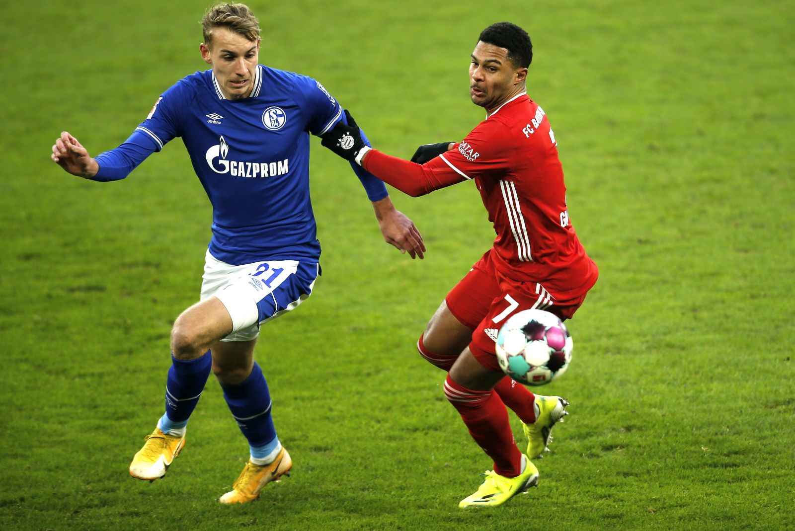 epa08962255 Schalke's Timo Becker (L) in action against Bayern's Serge Gnabry (R) during the German Bundesliga soccer match between FC Schalke 04 and FC Bayern Munich in Gelsenkirchen, Germany, 24 January 2021.  EPA/LEON KUEGELER / POOL DFL regulations prohibit any use of photographs as image sequences and/or quasi-video.