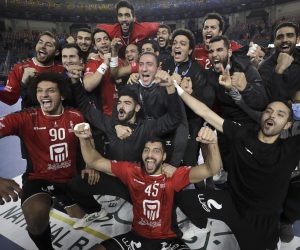 epa08962993 Players of Egypt celebrate after the Main Round match between Slovenia and Egypt at the 27th Men's Handball World Championship in Cairo, Egypt, 24 January 2021.  EPA/Mohamed Abd El Ghany / POOL