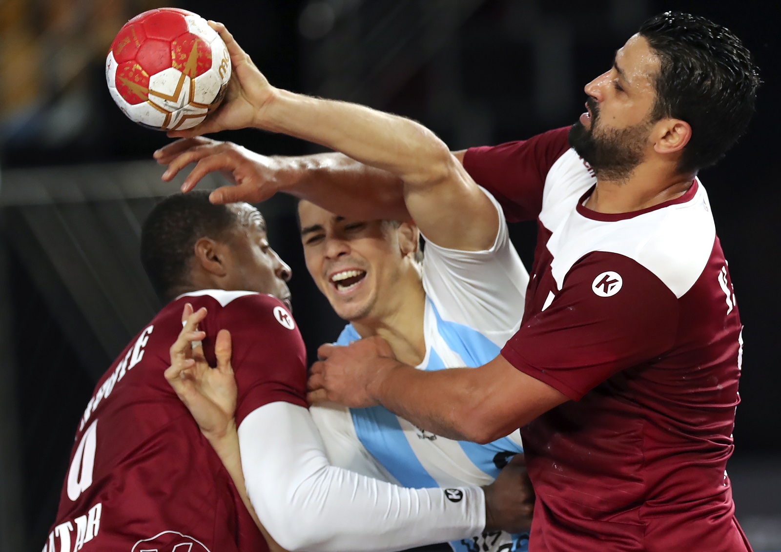 epa08964824 Diego Esteban Simonet (C) of Argentina in action during the Main Round match between Argentina and Qatar at the 27th Men's Handball World Championship in Cairo, Egypt, 25 January 2021.  EPA/Mohamed Abd El Ghany / POOL