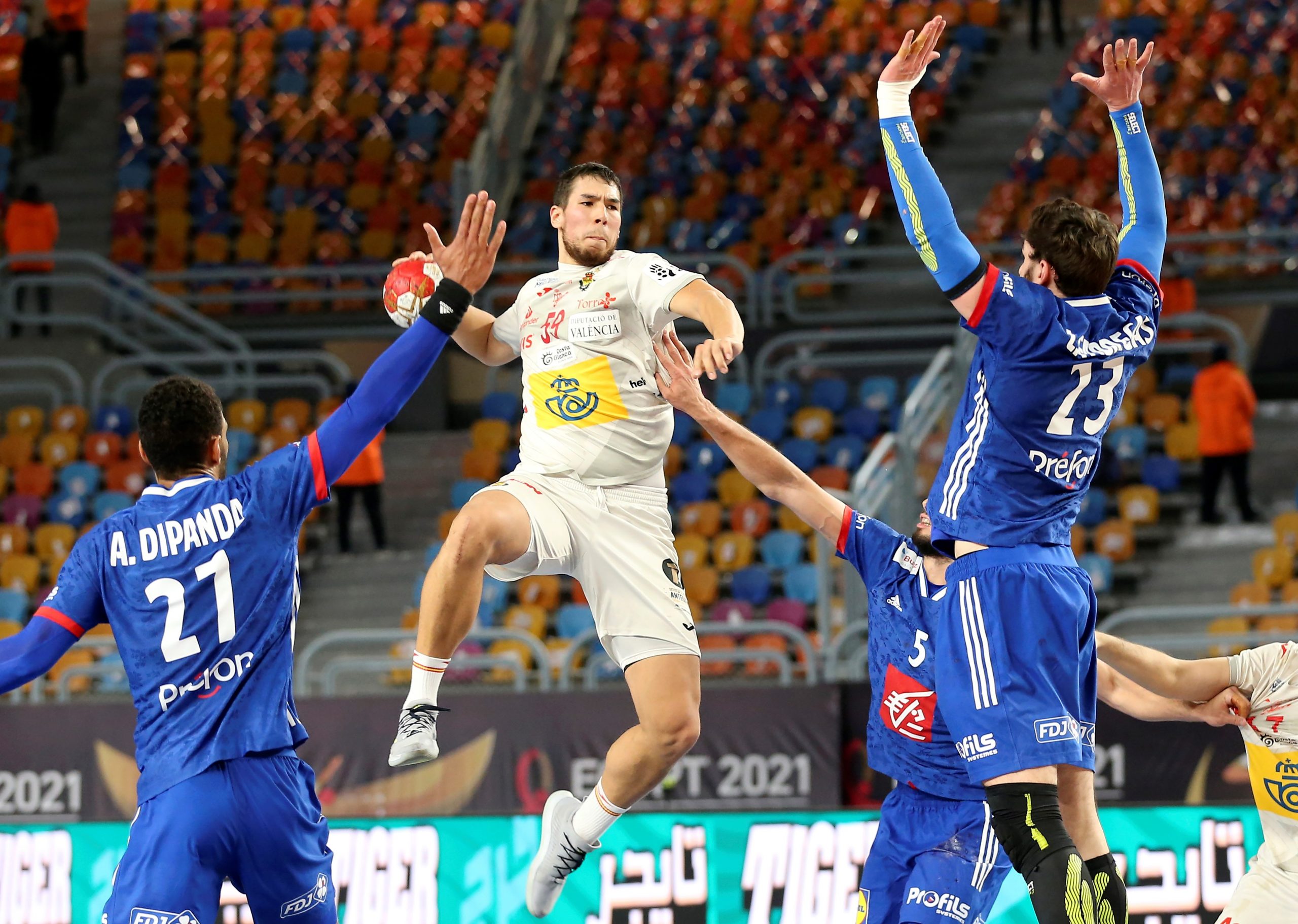 epa08977592 Spain's Daniel Dujshbaev (C) in action against France's Ludovic Fabregas (R) during the Bronze Medal match between Spain and France at the 27th Men's Handball World Championship in Cairo, Egypt, 31 January 2021.  EPA/KHALED ELFIQI