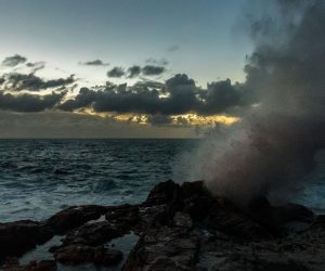 02.01.2021., Pula - Jak jugozapadni vjetar dizao je valove koji su se razbijali o obalu. Razbijanjem mora o stjene  voda je spricala te dostizala visinu od preko deset metara. 
Photo: Srecko Niketic/PIXSELL