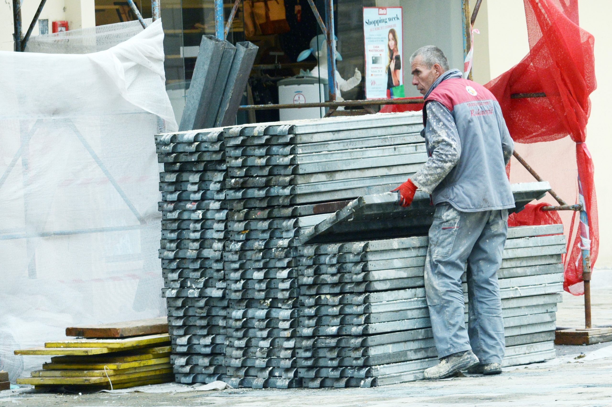 02.10.2018., Sisak - Radnici uklanjaju skele nakon zavrsetka radova na energetskoj obnovi fasade stambene zgrade u Radicevoj ulici. 
Photo: Nikola Cutuk/PIXSELL