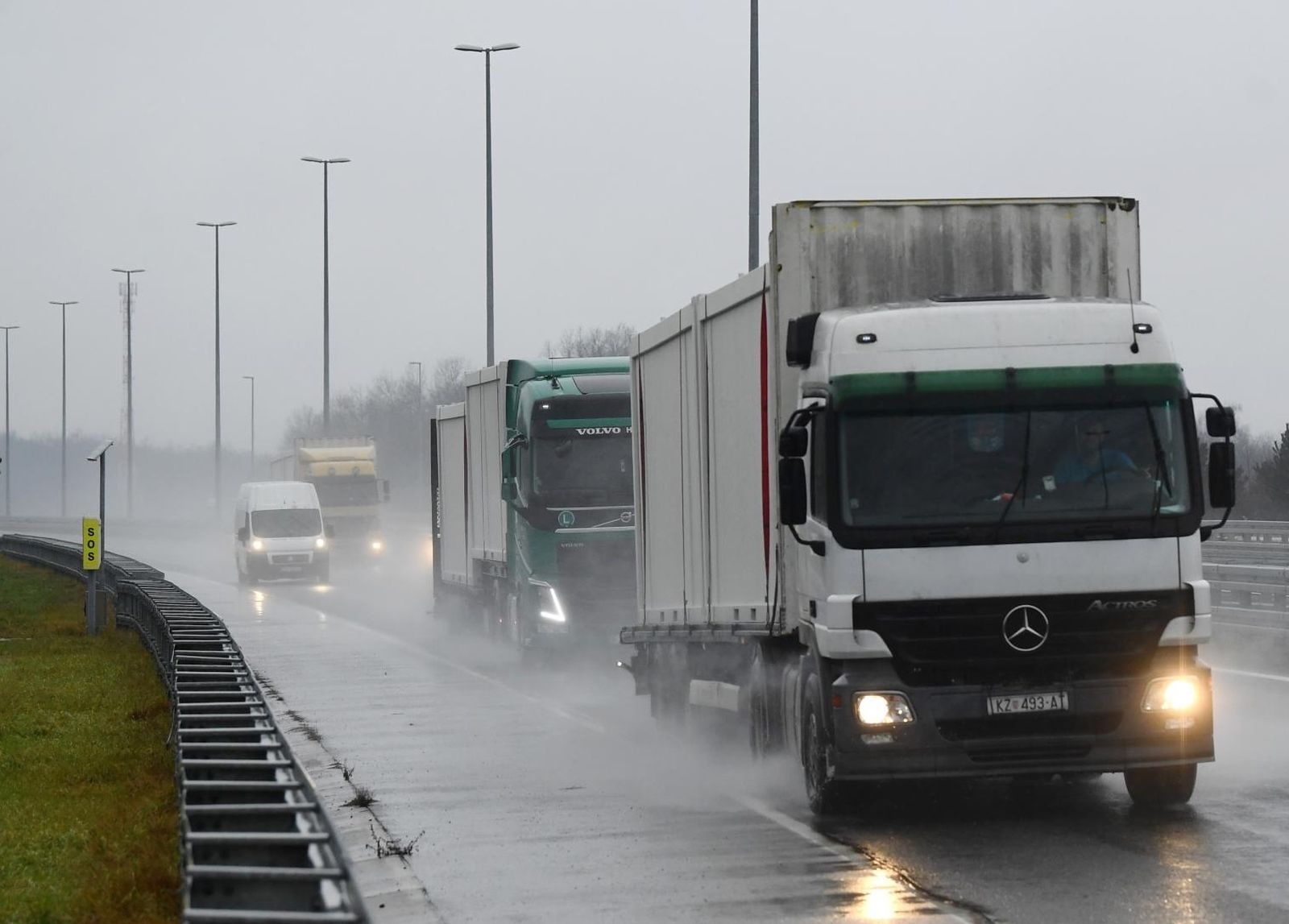 03.01.2021., Zagreb - Na autocesti Zagreb - Sisak konvoj kamiona sa stambenim kontenjerima. 
Photo: Marko Lukunic/PIXSELL