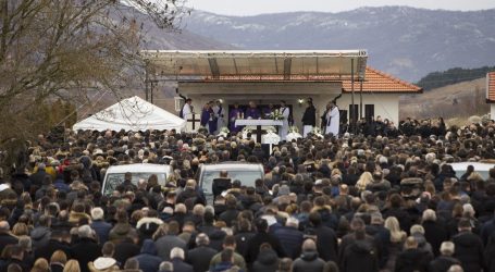 Tisuće ljudi u mjestu Rakitno na pokopu šestero mladih koji su preminuli na Novu godinu