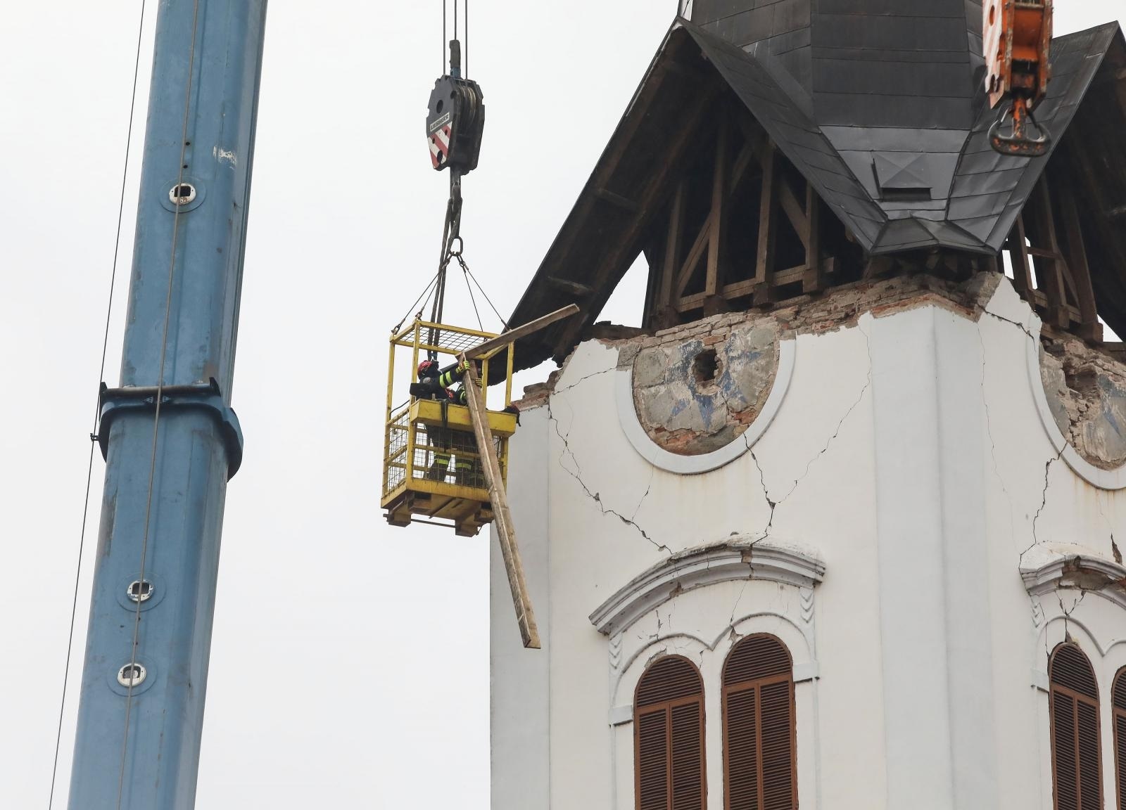 08.01.2021., Sisak - Zbog ostecenja u potresu 29. prosinca 2020. godine, kao i u naknadnim potresima proteklih dana, uklanja se toranj sisacke katedrale. Photo: Edina Zuko/PIXSELL