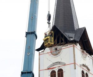09.01.2021., Sisak - Nastavljeno uklanjanje tornja katedrale u Sisku koji je ostecen u razornom potresu. 
Photo: Edina Zuko/PIXSELL