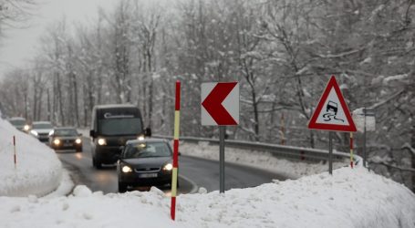 Teški zimski uvjeti na cestama: HGSS evakuira tri osobe zametene u snijegu kod Mrkoplja