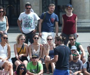10.08.2017., Zagreb - Turisti okupljeni pored Mandusevca pozorno slusaju turistickog vodica. 
Photo: Sanjin Strukic/PIXSELL