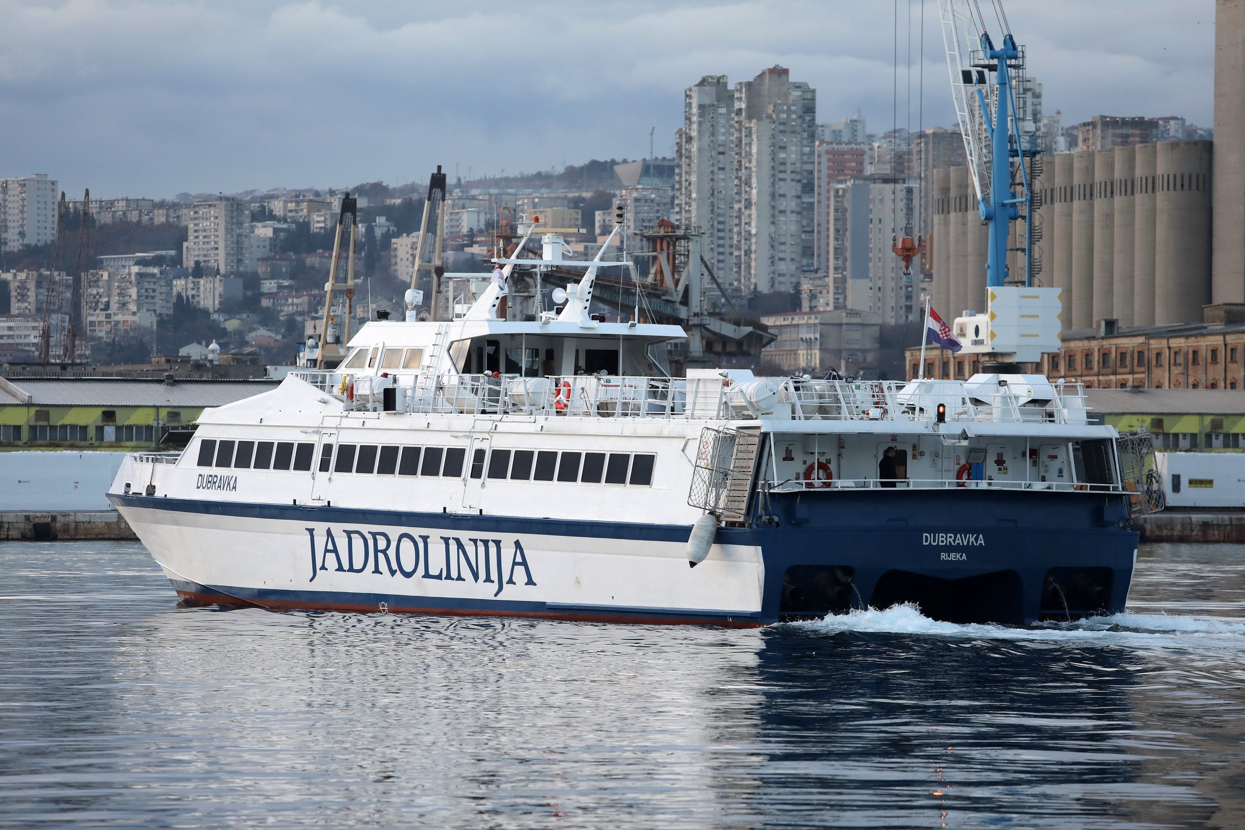 11.12.2020., Rijeka - Jadrolinijin katamaran Dubravka isplovljava iz rijecke luke. 
Photo: Goran Kovacic/Pixsell