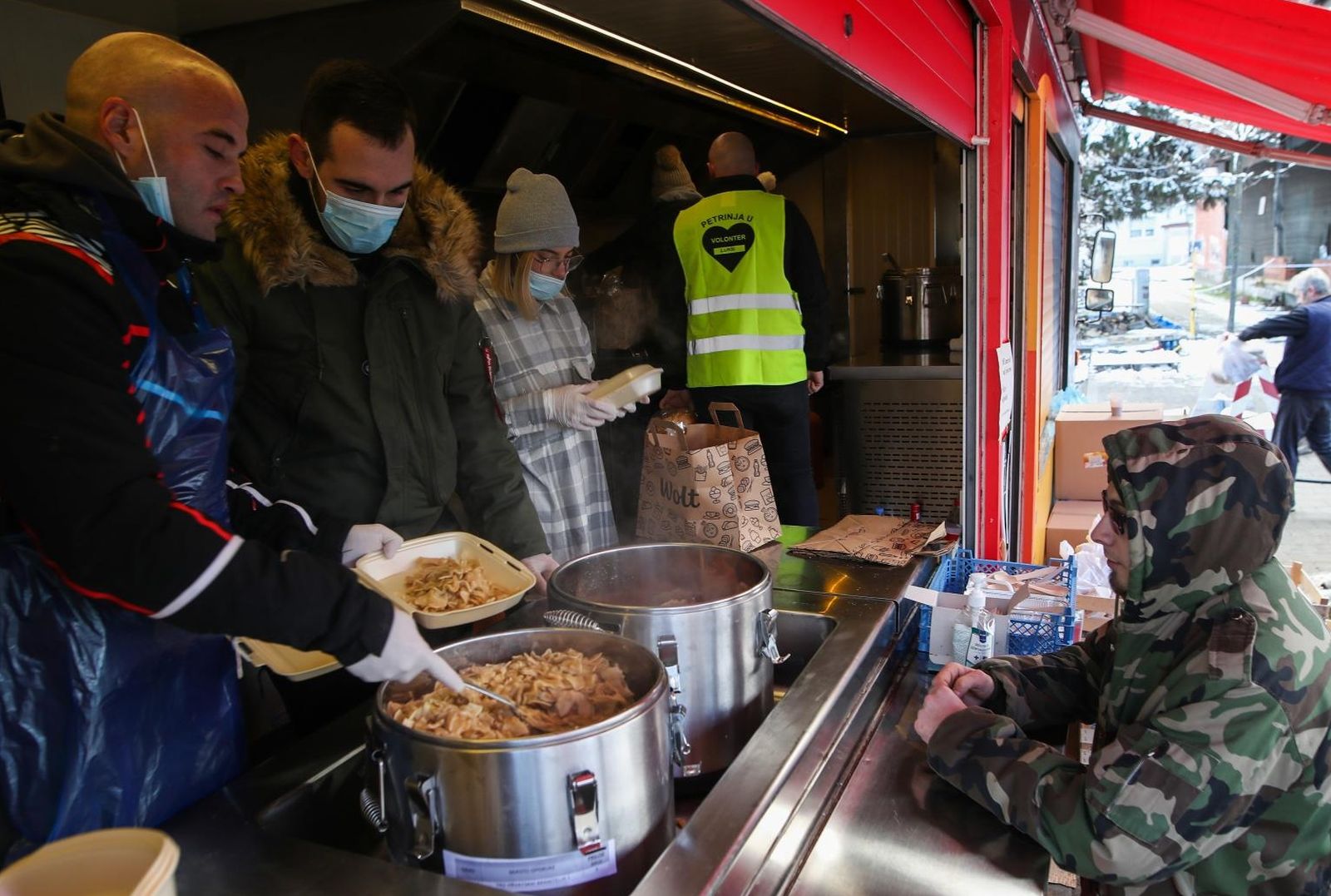 13.01.2021., Petrinja - Kuharima volonterima danas je zadnji dan kako kuhaju hranu za stradale u potresu. Uz hranu koju kuhaju, volonteri dijele i hranu koju je skuhala drzavna tvrtka Pleter. Photo: Zeljko Lukunic/PIXSELL